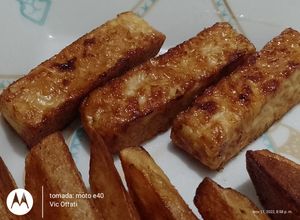 Una foto de Dedos veganos de tempeh con gajos de papa