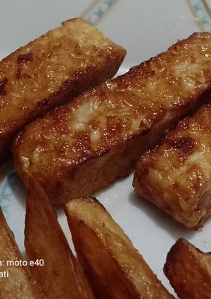 Una foto de Dedos veganos de tempeh con gajos de papa