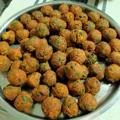 A picture of Methi Muthiya.