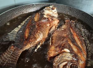 Una foto de Pescado Frito a la cruz (con ensalada)