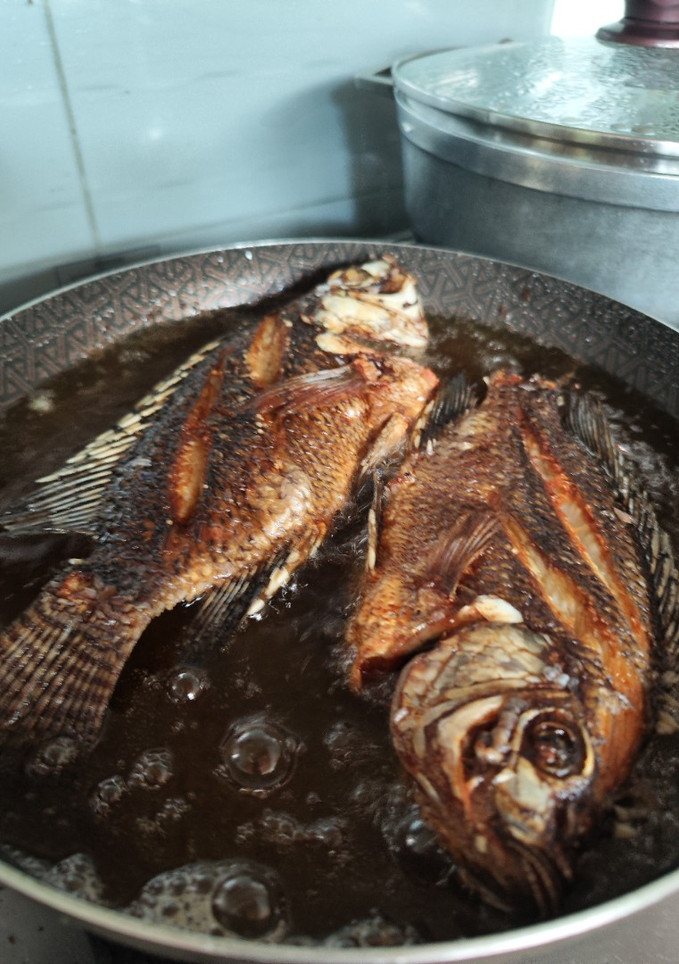 Una foto de Pescado Frito a la cruz (con ensalada)