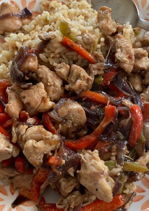 Una foto de Pollo pimentado con arroz