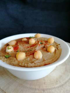Una foto de Hummus de ajo negro