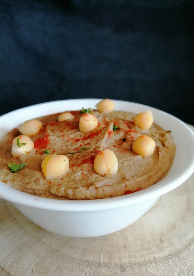 Una foto de Hummus de ajo negro