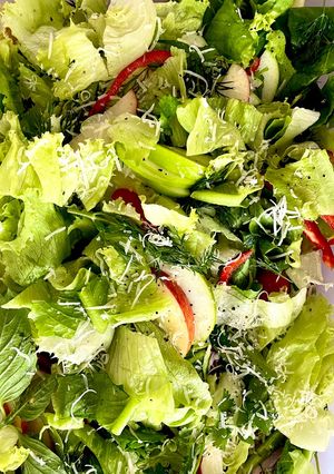 รูปของ สลัดผักคอส ผักกาดแก้ว และผักสมุนไพรไทย🌿🇹🇭Cos & Iceberg Lettuce with Local Thai Herbs 🥬🌶️🌿🍋
