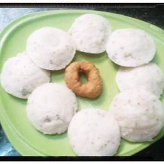 A picture of Rava idli.