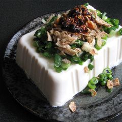 A picture of Cold Tofu with Garlic Spring Onion & Fried Shallot.