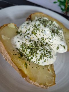 Une photo de Pommes de terre au four sauce ciboulette