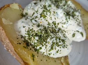 Une photo de Pommes de terre au four sauce ciboulette