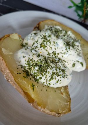 Une photo de Pommes de terre au four sauce ciboulette