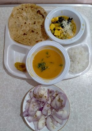 પરોઠા મટર પનીર સબ્જી    ભાત દાળ ડુંગળીનું સલાડ અને લીંબુ નું અથાણું રેસીપી મુખ્ય ફોટો