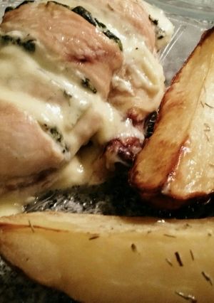 Una foto de Pollo relleno de espinacas y mozzarella, con papas
