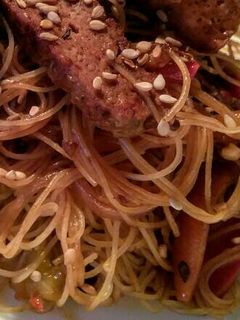 Una foto de CHOW Mein con Carne y Vegetales...!