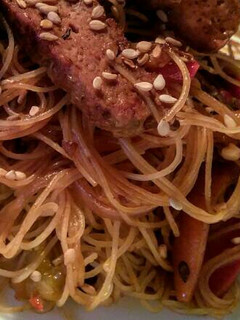Una foto de CHOW Mein con Carne y Vegetales...!