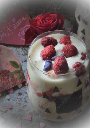 Une photo de Tiramisu aux fruits rouges et violette pour St Valentin