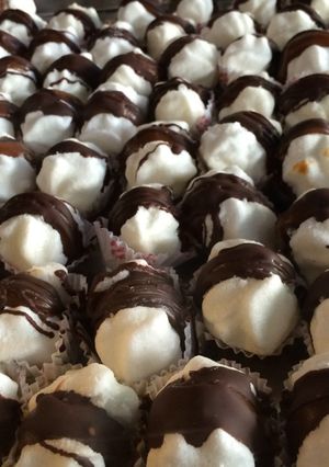 Una foto de Merenguitos con dulce de leche y chocolate