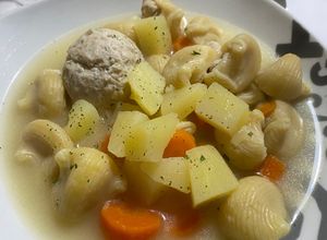 Una foto de Sopa de Galets de Pelota de Pollo y verduras 🎄