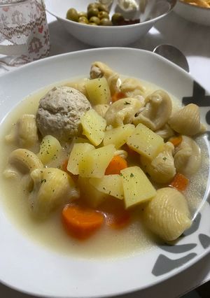 Una foto de Sopa de Galets de Pelota de Pollo y verduras 🎄