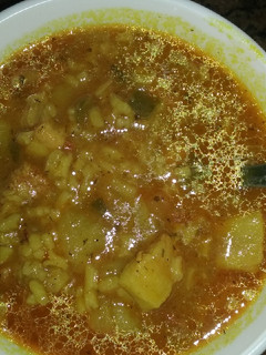 Una foto de Arroz caldoso con patatas y pollo