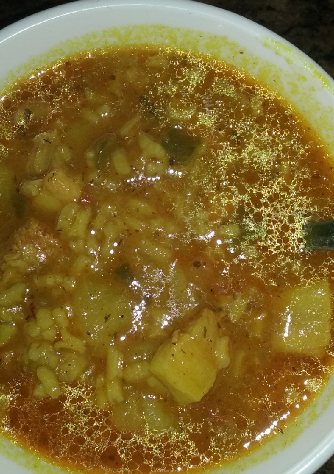 Una foto de Arroz caldoso con patatas y pollo