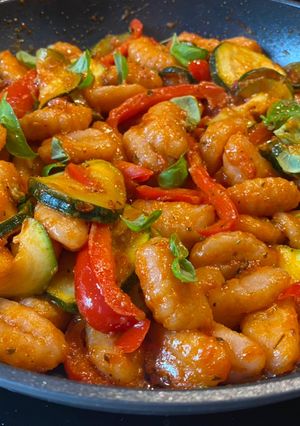 Zdjęcie przepisu Gnocchi z papryką i cukinią.