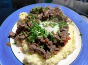 Una foto de hígado encebollado y morrón
