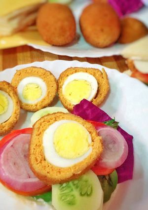A picture of Scotch Egg Burger.
