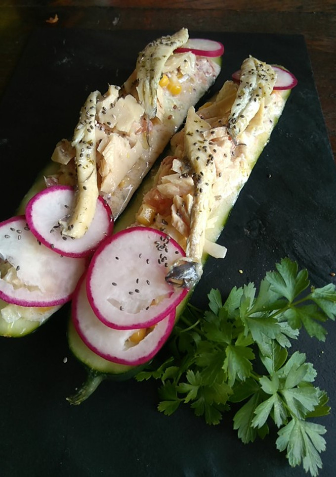 Una foto de Barquito de pepino, relleno de ensaladilla de atún 🐟