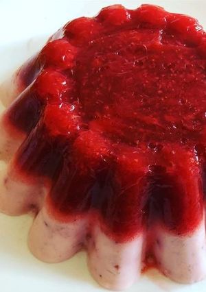 Foto di Budino di Yogurt con gelée di fragole