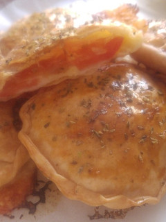 Una foto de Empanadillas de tomate y mozzarella