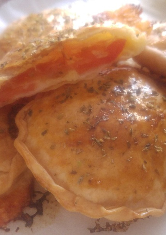 Una foto de Empanadillas de tomate y mozzarella