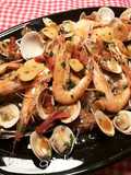Jurel de cola rosada con manto de gambas y almejas