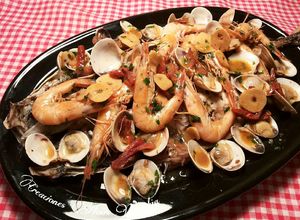 Una foto de Jurel de cola rosada con manto de gambas y almejas