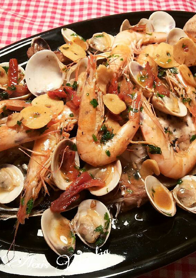 Una foto de Jurel de cola rosada con manto de gambas y almejas
