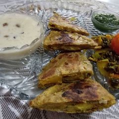 A picture of Spring onion & potato stuffs.