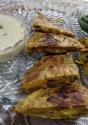 A picture of Spring onion & potato stuffs.