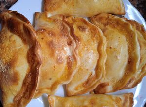 Una foto de EMPANADAS DIVERTIDAS Y COLORIDAS🥟🍅🧀🥟🍅🧀🥟🍅🧀😊🍄🎉😊🍄🎉