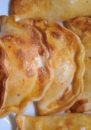 Una foto de EMPANADAS DIVERTIDAS Y COLORIDAS🥟🍅🧀🥟🍅🧀🥟🍅🧀😊🍄🎉😊🍄🎉