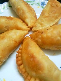 गुजिया (Gujiya recipe in hindi) रेसिपी मुख्य फोटो