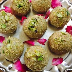 A picture of Peanut ladoo.