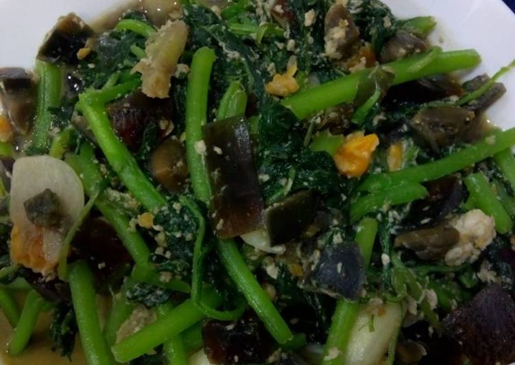 Sayur bayam telur asin dan telur hitam