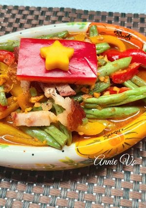 Hình của món Ớt chuông xào đậu que và heo quay.