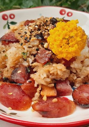 Hình của món Cơm chiên lạp xưởng xúc xích.