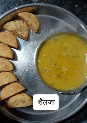 कुरकुरी बाटी खट्टी-मिट्ठी दाल (kurkuri baati khatti meethi dal recipe in hindi) रेसिपी मुख्य फोटो