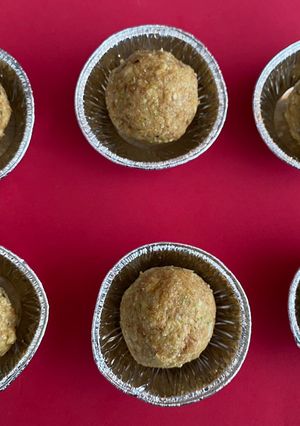 A picture of Daria na ladoo (roasted chickpea ladoo).