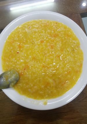 Hình của món Cháo tôm cùng nước rau củ hầm.
