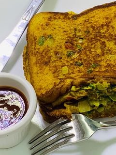 एग ऑमलेट सैंडविच (egg omelette sandwich recipe in hindi) रेसिपी मुख्य फोटो
