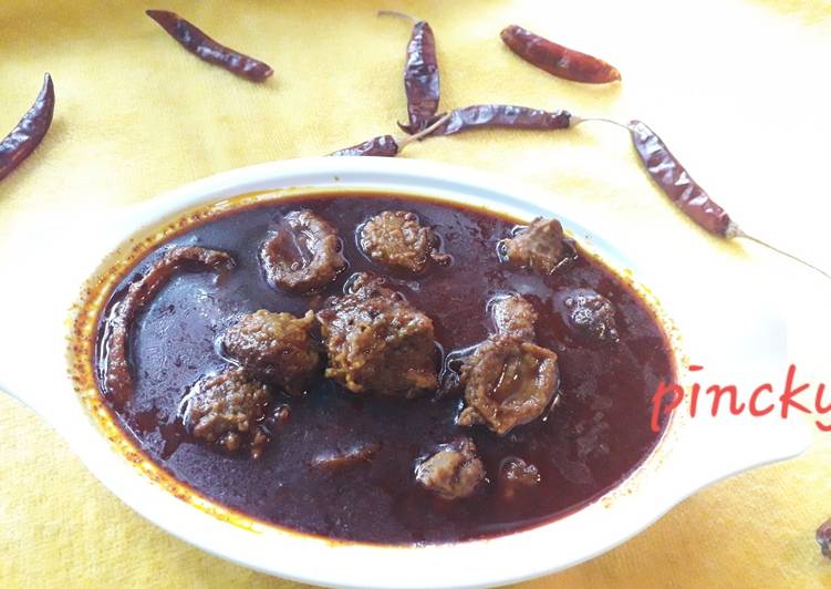 Recipe of Favorite Hot spicy &amp;tangy urd badi curry