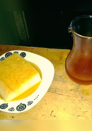 Una foto de Sémola con salsa de miel y caramelo