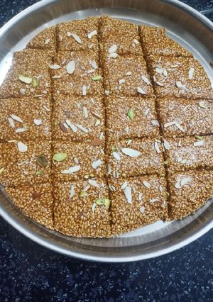 તલ ની ચીકી (Til Chikki Recipe In Gujarati) રેસીપી મુખ્ય ફોટો